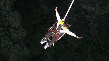 दीपा देवकोटाद्वारा भोटेकोशीमा ह्विलचियरबाट बन्जी जम्प: यस्तो गर्ने पहिलो नेपाली महिला