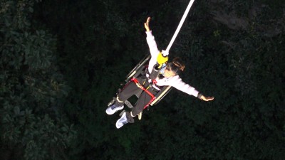 दीपा देवकोटाद्वारा भोटेकोशीमा ह्विलचियरबाट बन्जी जम्प: यस्तो गर्ने पहिलो नेपाली महिला