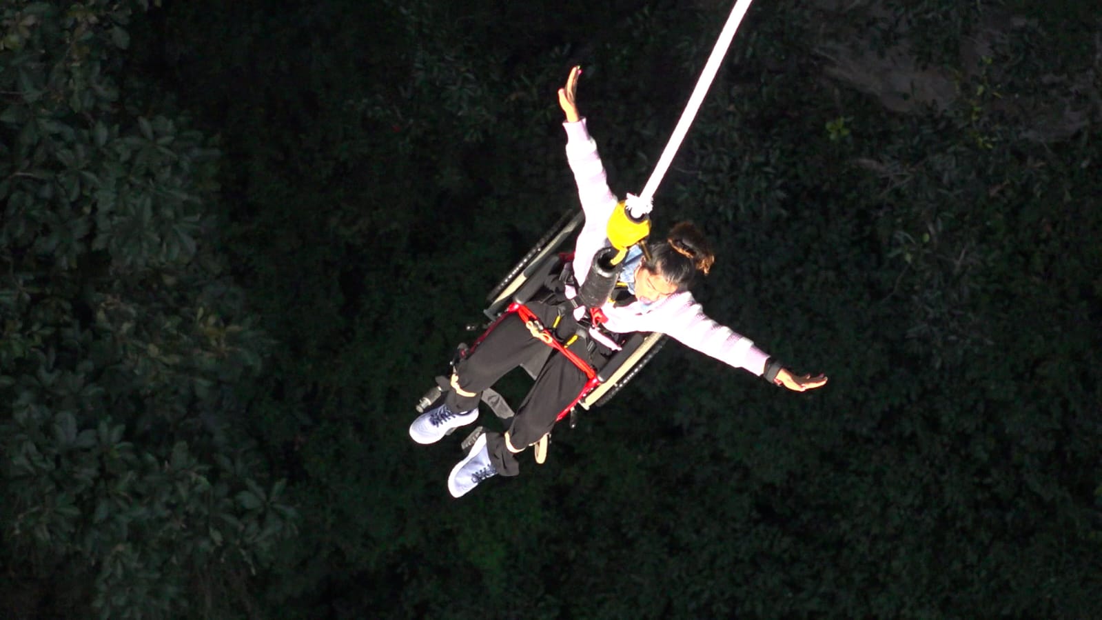 दीपा देवकोटाद्वारा भोटेकोशीमा ह्विलचियरबाट बन्जी जम्प: यस्तो गर्ने पहिलो नेपाली महिला